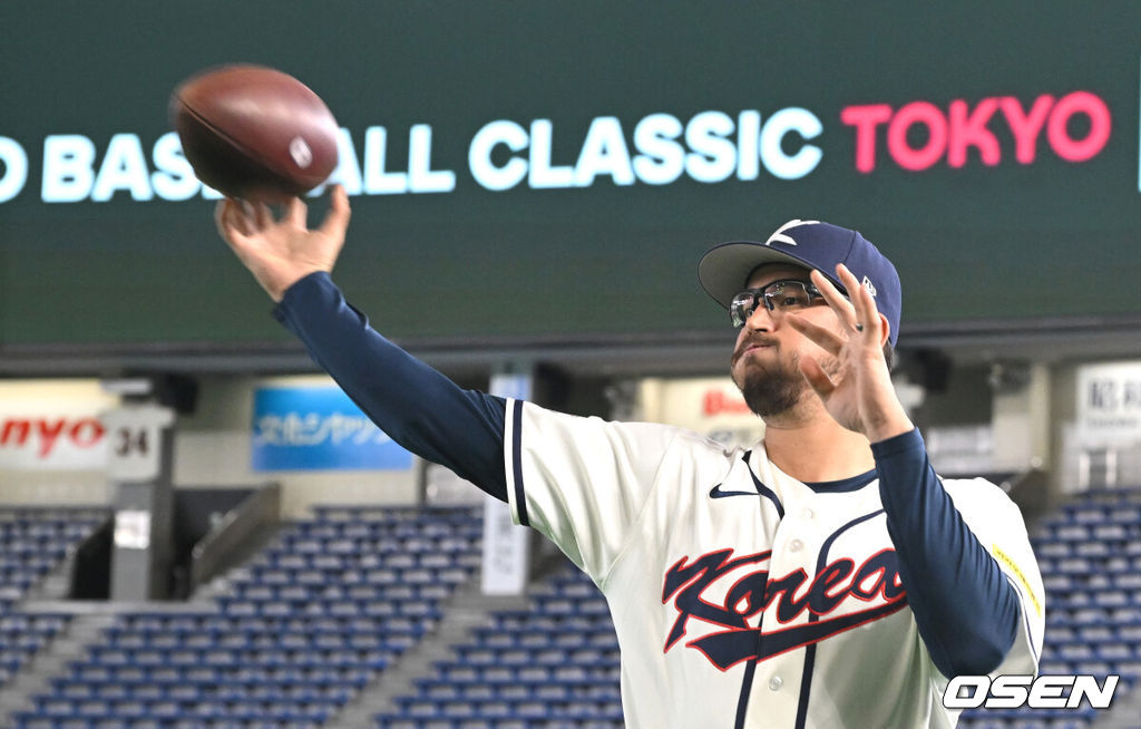 34일 일본 도쿄 도쿄돔에서 월드베이스볼클래식(WBC)대회를 하루 앞두고 한국 대표팀이 공식 훈련을 가졌다.우리 대표팀은 5일 일본 도쿄돔에서 체코와 WBC 조별리그 1차전에서 격돌한다.더닝이 럭비볼을 가지고 훈련을 하고 있다. 2026.03.04 /spjj@osen.co.kr