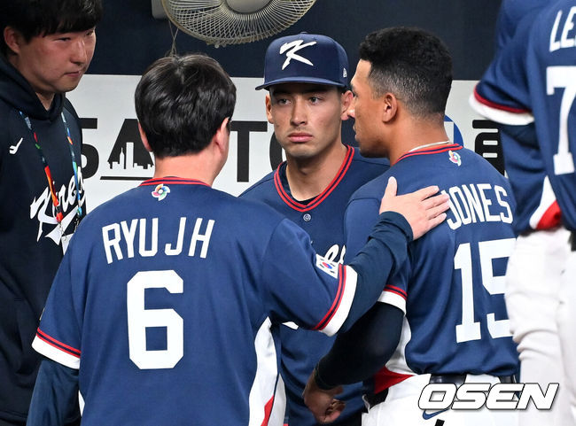 [OSEN=오사카(일본), 손용호 기자] 3일 일본 오사카 교세라돔에서 월드베이스볼클래식(WBC) 공식 연습 경기 한국 야구 대표팀과 오릭스 버팔로스의 경기가 열렸다.우리 대표팀은 연습 경기 2차전을 치른 뒤 5일 일본 도쿄돔에서 체코와 WBC 조별리그 1차전에서 격돌한다.경기에 앞서 한국 류지현 감독이 셰이 위트컴, 저마이 존스와 이야기를 나누고 있다. 2026.03.03 /spjj@osen.co.kr