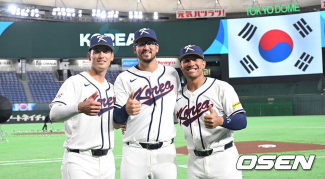 [OSEN=도쿄(일본), 손용호 기자] 34일 일본 도쿄 도쿄돔에서 월드베이스볼클래식(WBC)대회를 하루 앞두고 한국 대표팀이 공식 훈련을 가졌다.우리 대표팀은 5일 일본 도쿄돔에서 체코와 WBC 조별리그 1차전에서 격돌한다.위트컴,더닝,저마이 존스가 엄지척을 하고 있다. 2026.03.04 /spjj@osen.co.kr