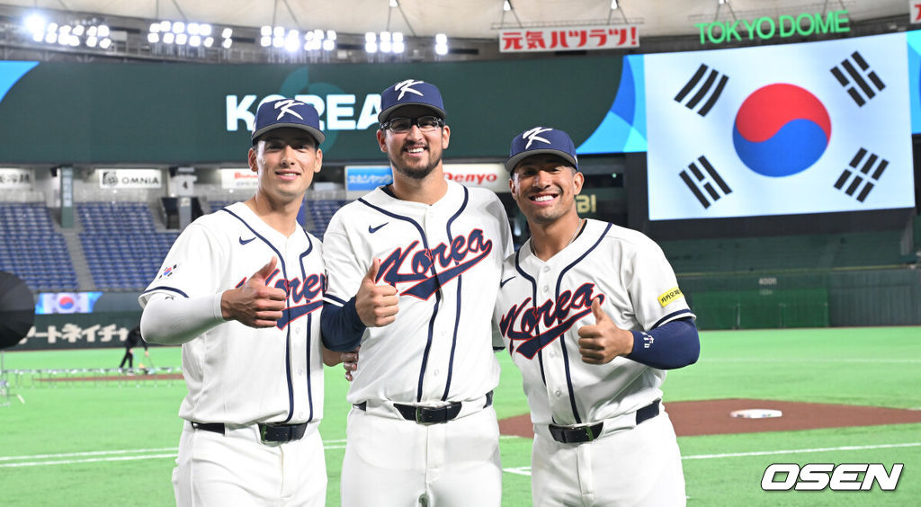 34일 일본 도쿄 도쿄돔에서 월드베이스볼클래식(WBC)대회를 하루 앞두고 한국 대표팀이 공식 훈련을 가졌다.우리 대표팀은 5일 일본 도쿄돔에서 체코와 WBC 조별리그 1차전에서 격돌한다.위트컴,더닝,저마이 존스가 엄지척을 하고 있다. 2026.03.04 /spjj@osen.co.kr