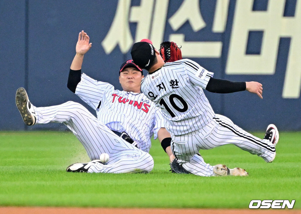 28일 오후 서울 잠실야구장에서 ‘2023 신한은행 SOL KBO리그’ LG 트윈스와 삼성 라이온스의 경기가 열렸다.4회초 1사 2루에서 LG 이재원과 오지환이 삼성 이병헌의 우전 안타 타구를 놓치고 있다. 2023.09.28 /jpnews@osen.co.kr