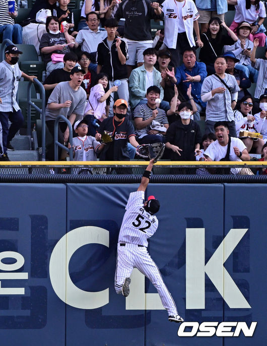 [OSEN=잠실, 지형준 기자] 23일 오후 서울 잠실야구장에서 ‘2023 신한은행 SOL KBO리그’ LG 트윈스와 한화 이글스의 경기가 열렸다.1회초 2사에서 LG 이재원이 한화 채은성의 선제 솔로포에 타구를 잡기 위해 안간힘을 쓰고 있다. 2023.09.23 /jpnews@osen.co.kr