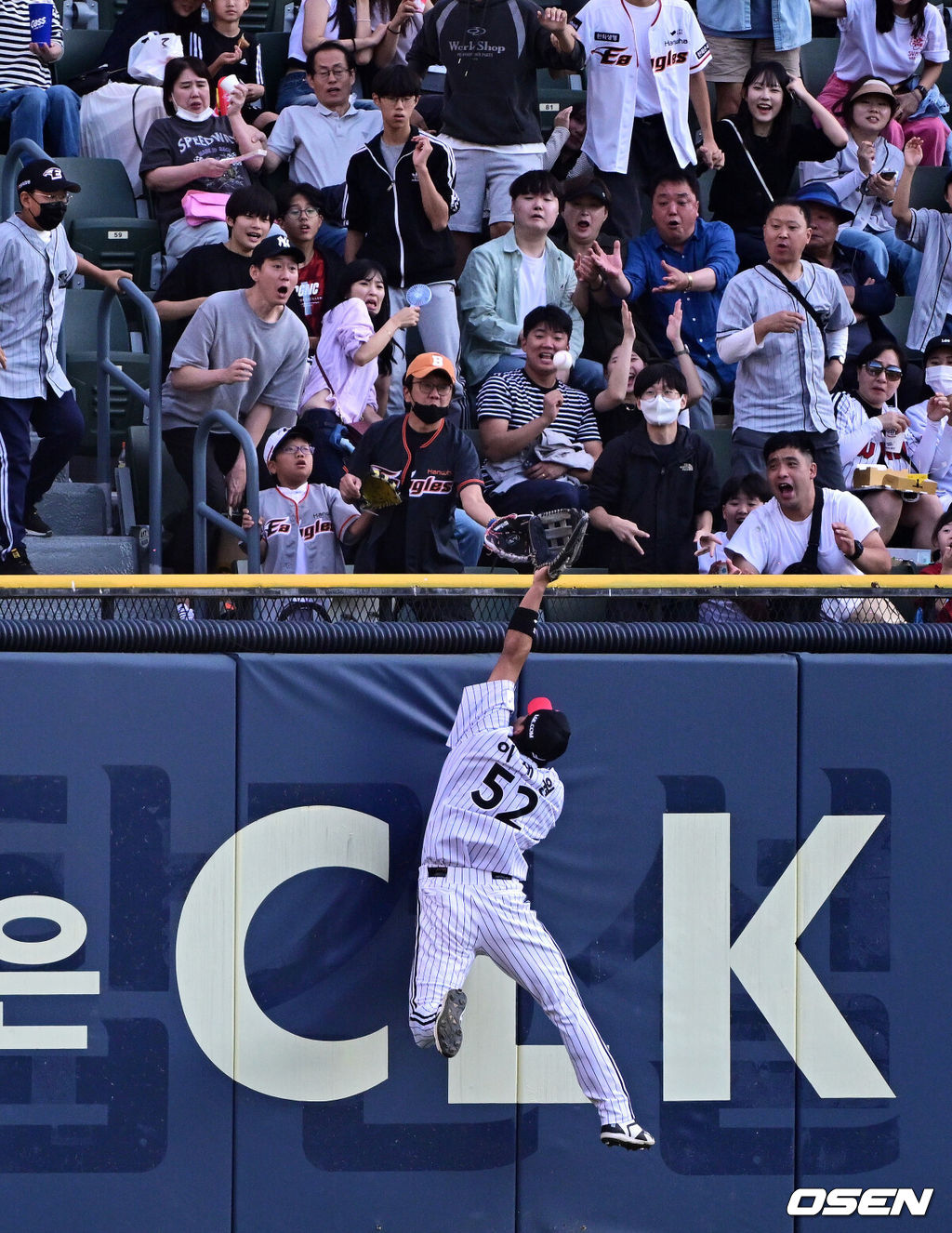 23일 오후 서울 잠실야구장에서 ‘2023 신한은행 SOL KBO리그’ LG 트윈스와 한화 이글스의 경기가 열렸다.1회초 2사에서 LG 이재원이 한화 채은성의 선제 솔로포에 타구를 잡기 위해 안간힘을 쓰고 있다. 2023.09.23 /jpnews@osen.co.kr