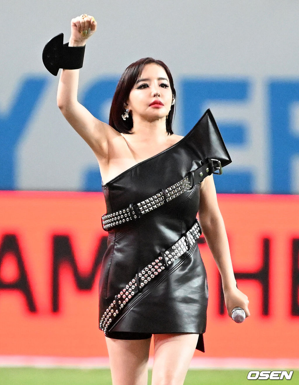 3일 오후 서울월드컵경기장에서 쿠팡플레이 시리즈 2025 2경기, 토트넘 홋스퍼 FC와 뉴캐슬 유나이티드 FC의 프리시즌 친선경기가 열렸다.토트넘 손흥민의 고별전이자 양민혁과 뉴캐슬 박승수의 맞대결로 주목받는 이번 경기는 단순한 프리시즌 친선경기가 아닌, 전설의 마지막, 신예의 등장 교차점이라는 특별한 의미가 더해진다.그룹 투애니원 박봄이 축하공연을 펼치고 있다. 2025.08.03 /sunday@osen.co.kr