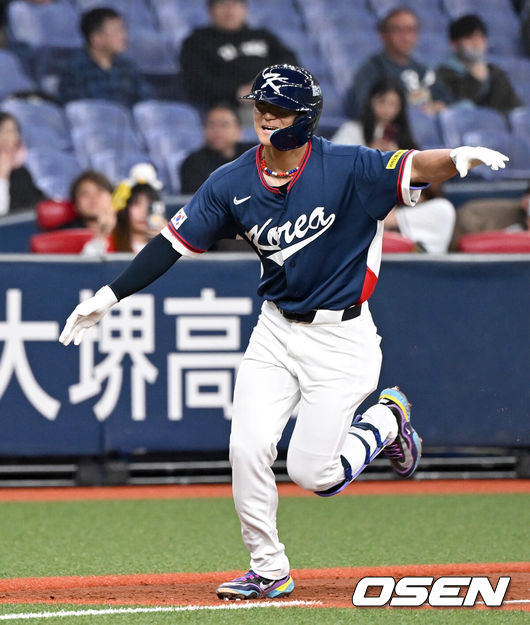 [OSEN=오사카(일본), 손용호 기자] 3일 일본 오사카 교세라돔에서 월드베이스볼클래식(WBC) 공식 연습 경기 한국 야구 대표팀과 오릭스 버팔로스의 경기가 열렸다.우리 대표팀은 연습 경기 2차전을 치른 뒤 5일 일본 도쿄돔에서 체코와 WBC 조별리그 1차전에서 격돌한다.2회초 2사 1,3루에서 한국 김도영이 스리런 홈런을 치고 환호하고 있다. 2026.03.03 /spjj@osen.co.kr