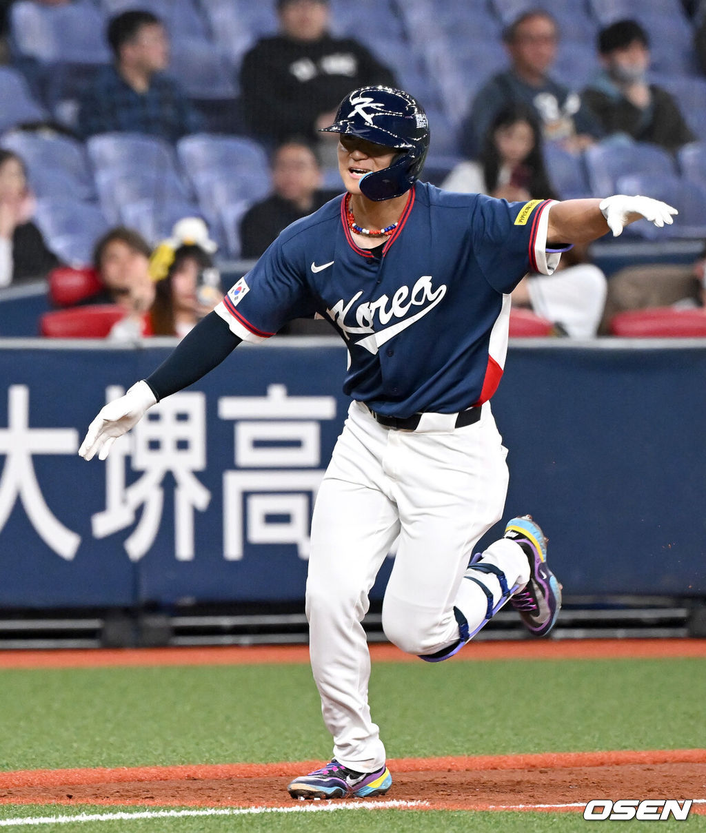 3일 일본 오사카 교세라돔에서 월드베이스볼클래식(WBC) 공식 연습 경기 한국 야구 대표팀과 오릭스 버팔로스의 경기가 열렸다.우리 대표팀은 연습 경기 2차전을 치른 뒤 5일 일본 도쿄돔에서 체코와 WBC 조별리그 1차전에서 격돌한다.2회초 2사 1,3루에서 한국 김도영이 스리런 홈런을 치고 환호하고 있다. 2026.03.03 /spjj@osen.co.kr