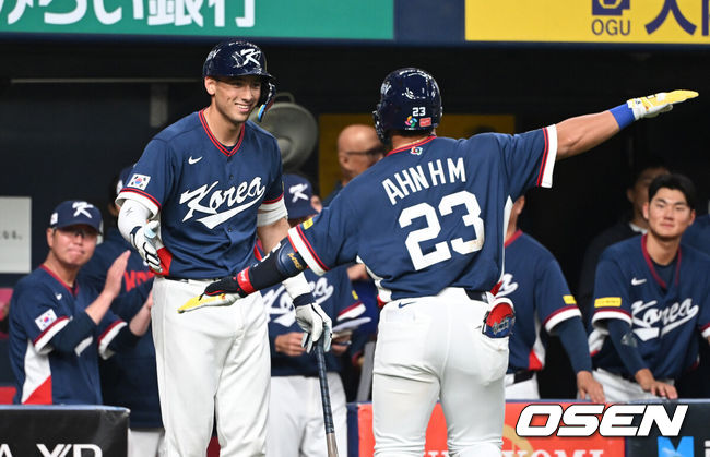 [OSEN=오사카(일본), 손용호 기자] 3일 일본 오사카 교세라돔에서 월드베이스볼클래식(WBC) 공식 연습 경기 한국 야구 대표팀과 오릭스 버팔로스의 경기가 열렸다.우리 대표팀은 연습 경기 2차전을 치른 뒤 5일 일본 도쿄돔에서 체코와 WBC 조별리그 1차전에서 격돌한다.9회초 무사에서 한국 안현민이 솔로 홈런을 치고 더그아웃에서 셰이 위트컴과 세리머니를 하고 있다. 2026.03.03 /spjj@osen.co.kr