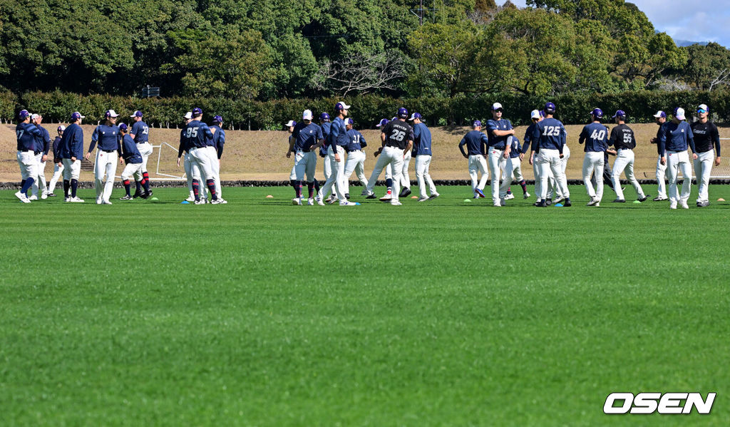 3일 일본 미야자키현 아야초 니시키바루 야구장에서 SSG 랜더스와 롯데 자이언츠의 연습경기가 열렸다.이날 SSG가 롯데에 10-5로 이겼다. SSG는 5일부터 이틀간 두산 베어스와 연습경기를 치른다. 연습경기 일정을 모두 소화한 롯데는 5일 모든 스프링캠프 일정을 마치고 귀국한다.롯데 선수들이 훈련을 하고 있다. 2026.03.03 /jpnews@osen.co.kr