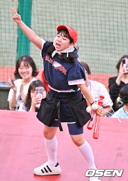 [OSEN=인천, 박준형 기자] 30일 오후 인천 SSG랜더스필드에서 ‘2024 신한 SOL BANK KBO리그’ SSG 랜더스와 LG 트윈스의 경기가 진행됐다. <br /><br />이날 SSG은 앤더슨을, LG은 최원태를 선발투수로 내세웠다.<br /><br />3회말 이닝종료 후 개그우먼 홍윤화와 홍현희, 신기루가 축하공연을 펼치고 있다.   2024.05.30 / soul1014@osen.co.kr