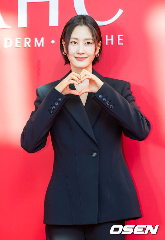 [OSEN=박준형 기자] 8일 오후 서울 여의도 FKI 타워 컨퍼런스 센터 그랜드볼룸에서 브랜드 AHC 론칭 포토월 행사가 진행됐다.<br /> <br />이날 행사에 배우 이민정과 샤이니 태민, 방송인 이현이가 참석했다.<br />방송인 이현이가 포즈를 취하고 있다.   2025.12.08 / soul1014@osen.co.kr<br />