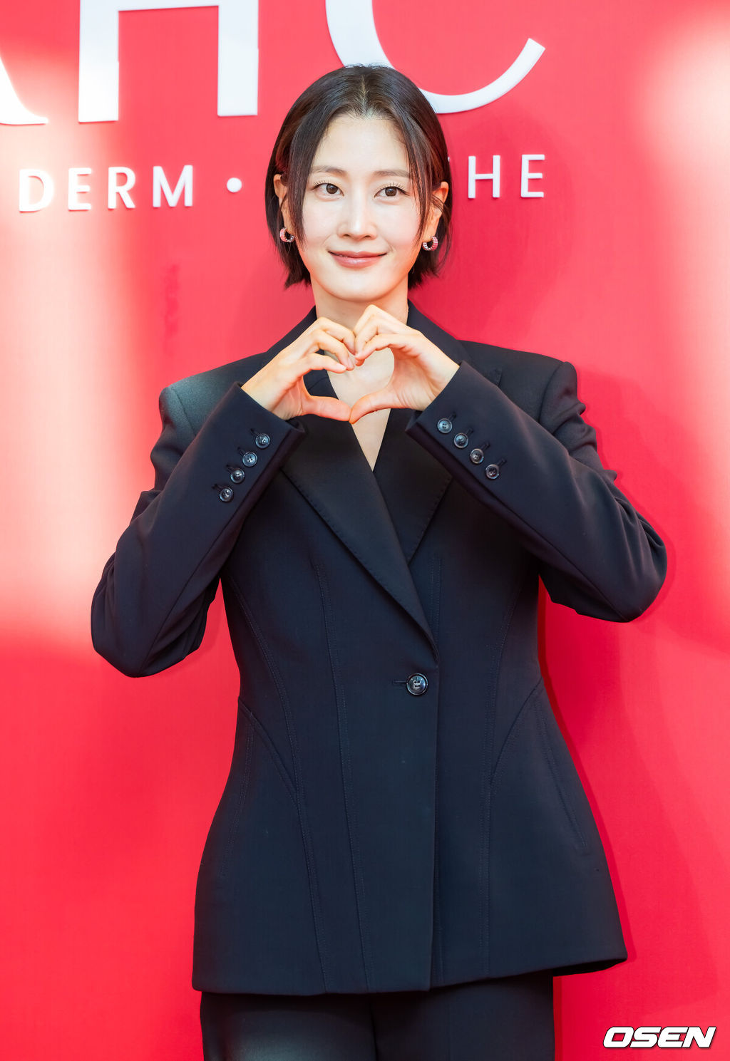 8일 오후 서울 여의도 FKI 타워 컨퍼런스 센터 그랜드볼룸에서 브랜드 AHC 론칭 포토월 행사가 진행됐다.<br /> <br />이날 행사에 배우 이민정과 샤이니 태민, 방송인 이현이가 참석했다.<br />방송인 이현이가 포즈를 취하고 있다.   2025.12.08 / soul1014@osen.co.kr<br />