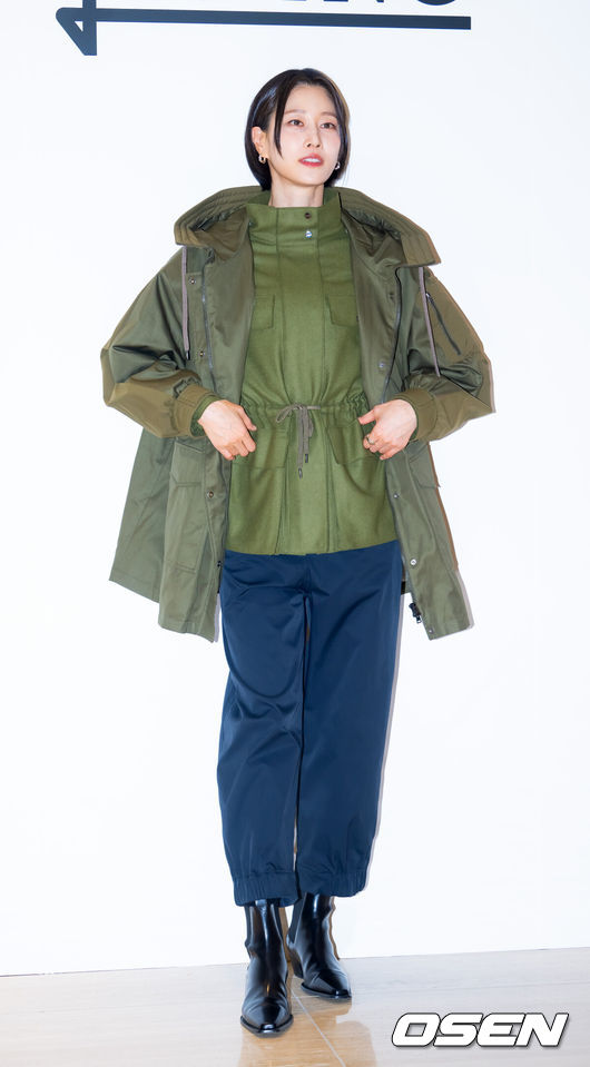 [OSEN=민경훈 기자] 24일 오후 서울 중구 퇴계로 신세계백화점 본점에서 에르노 25FW 컬렉션 오픈 이벤트 포토콜 행사가 진행됐다.<br /><br />이날 행사에는 배우 공명, 노상현, 안소희, 임지연, 모델 겸 방송인 이현이가 참석했다.<br /><br />모델 이현이가 입장하며 포즈를 취하고 있다. 2025.10.24 / rumi@osen.co.kr