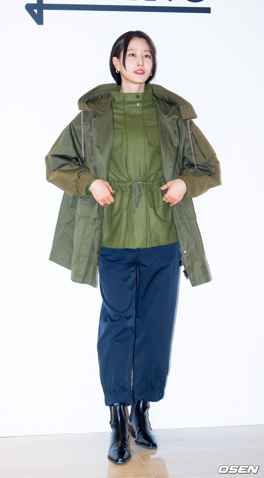 24일 오후 서울 중구 퇴계로 신세계백화점 본점에서 에르노 25FW 컬렉션 오픈 이벤트 포토콜 행사가 진행됐다.<br /><br />이날 행사에는 배우 공명, 노상현, 안소희, 임지연, 모델 겸 방송인 이현이가 참석했다.<br /><br />모델 이현이가 입장하며 포즈를 취하고 있다. 2025.10.24 / rumi@osen.co.kr