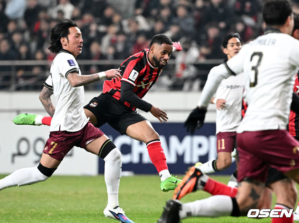 4일 오후 서울월드컵경기장에서 2025-2026 ACLE 16강 1차전 FC서울과 비셀 고베의 경기가 열렸다.서울은 지난달 고베에 0-2로 패한 설욕을 노린다. 16강은 홈앤드어웨이 방식으로 서울은 11일 일본 원정 2차전을 치른다.전반 FC서울 안데르손이 슛을 시도하고 있다.2026.03.04 /sunday@osen.co.kr