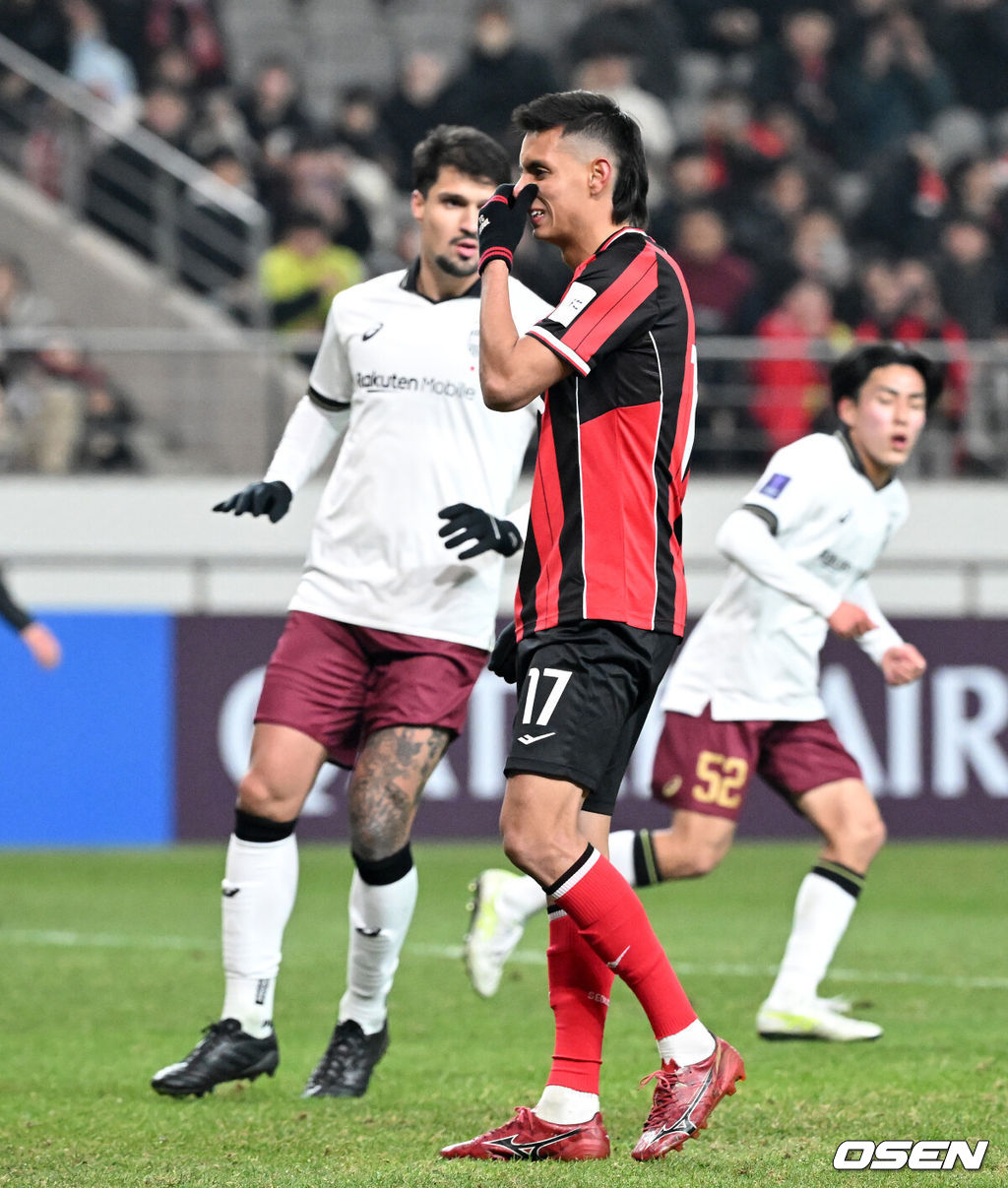 4일 오후 서울월드컵경기장에서 2025-2026 ACLE 16강 1차전 FC서울과 비셀 고베의 경기가 열렸다.서울은 지난달 고베에 0-2로 패한 설욕을 노린다. 16강은 홈앤드어웨이 방식으로 서울은 11일 일본 원정 2차전을 치른다.후반 FC서울 후이즈가 페널티 킥을 실축하고 있다.2026.03.04 /sunday@osen.co.kr