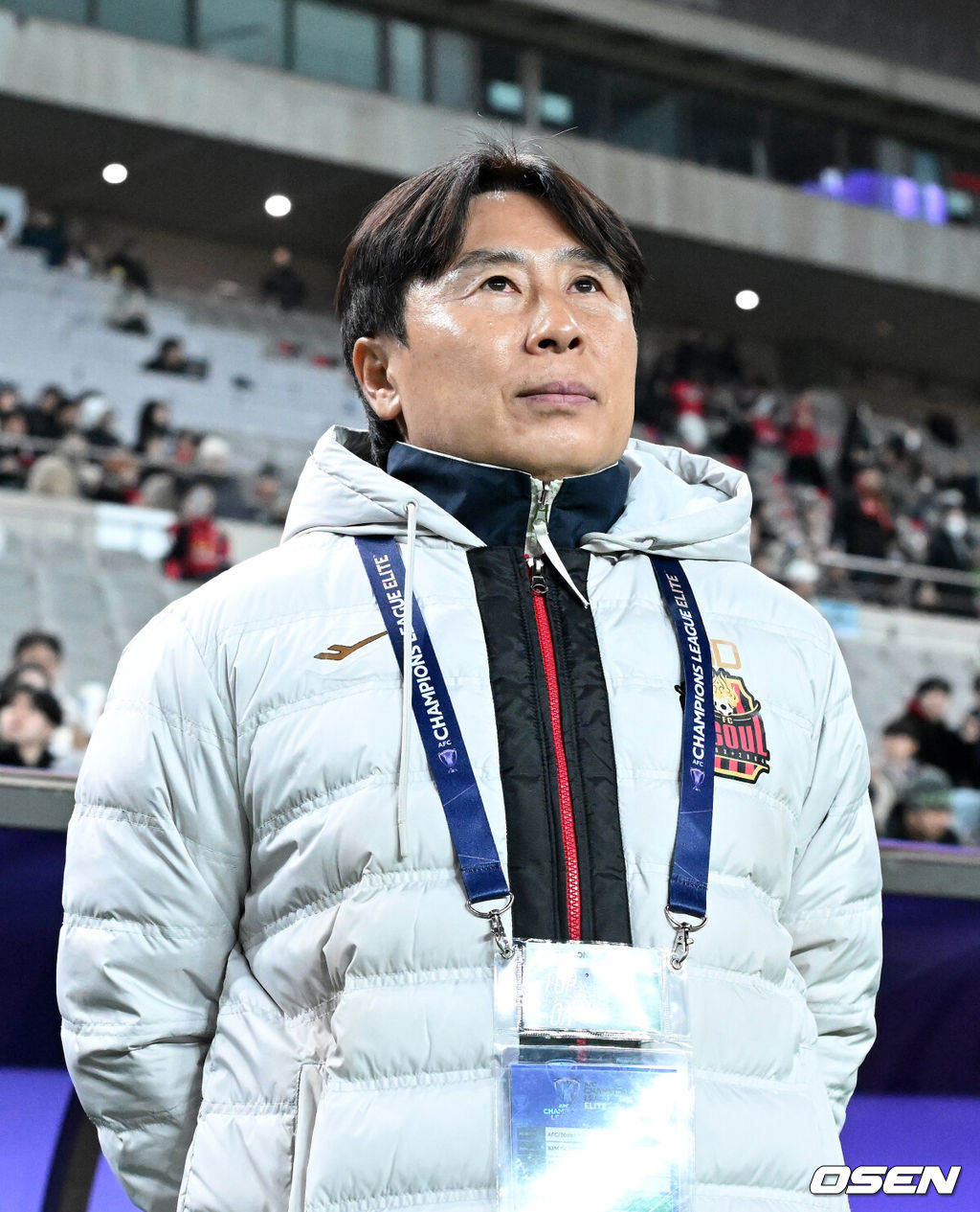 4일 오후 서울월드컵경기장에서 2025-2026 ACLE 16강 1차전 FC서울과 비셀 고베의 경기가 열렸다.서울은 지난달 고베에 0-2로 패한 설욕을 노린다. 16강은 홈앤드어웨이 방식으로 서울은 11일 일본 원정 2차전을 치른다.경기에 앞서 FC서울 김기동 감독이 그라운드를 바라보고 있다.2026.03.04 /sunday@osen.co.kr