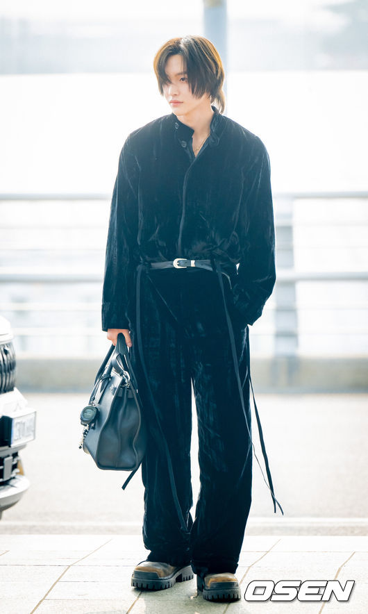 [OSEN=인천공항, 박준형 기자] 그룹 라이즈(RIIZE)가 13일 인천국제공항을 통해 해외 공연 일정 차 태국 방콕으로 출국했다.<br /><br />오는 14일 태국 방콕에 위치한 라차망칼라 국립경기장에서 ‘SMTOWN LIVE 2025-26 [THE CULTURE, THE FUTURE] in BANGKOK(에스엠타운 라이브 2025-26 인 방콕) 공연이 펼쳐진다.<br /><br />라이즈 원빈이 출국에 앞서 신호를 기다리고 있다. 2026.02.13 / soul1014@osen.co.kr<br />