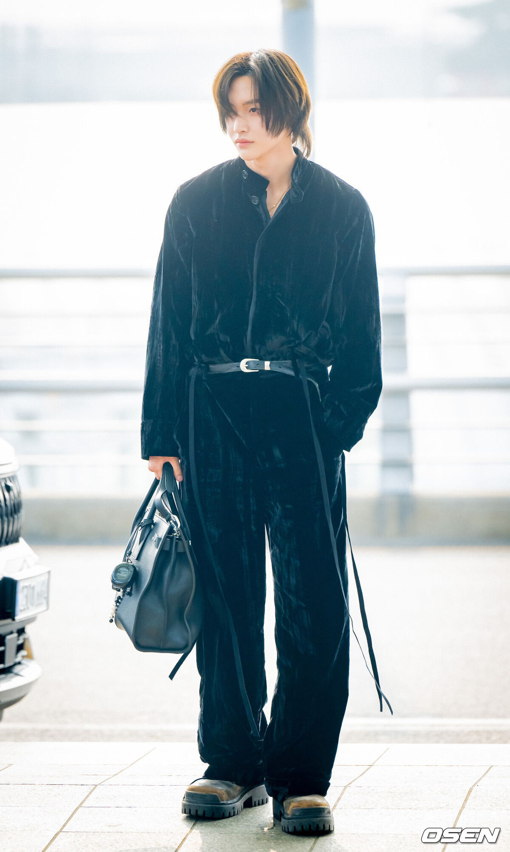 그룹 라이즈(RIIZE)가 13일 인천국제공항을 통해 해외 공연 일정 차 태국 방콕으로 출국했다.<br /><br />오는 14일 태국 방콕에 위치한 라차망칼라 국립경기장에서 ‘SMTOWN LIVE 2025-26 [THE CULTURE, THE FUTURE] in BANGKOK(에스엠타운 라이브 2025-26 인 방콕) 공연이 펼쳐진다.<br /><br />라이즈 원빈이 출국에 앞서 신호를 기다리고 있다. 2026.02.13 / soul1014@osen.co.kr<br />