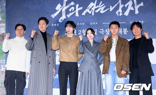 [OSEN=이대선 기자] 21일 오후 서울 강남구 메가박스 코엑스에서 영화 ‘왕과 사는 남자’ 언론시사회가 열렸다.<br /><br />'왕과 사는 남자'는 1457년 청령포, 마을의 부흥을 위해 유배지를 자처한 촌장과 왕위에서 쫓겨나 유배된 어린 선왕의 사연을 그린 작품으로 2월 4일 개봉한다.<br /><br />장항준 감독, 배우 유지태, 김민, 전미도, 박지훈, 유해진이 포토타임을 가지고 있다. 2026.01.21 /sunday@osen.co.kr