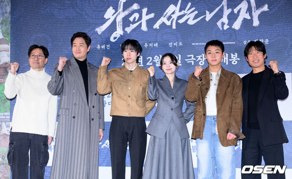 21일 오후 서울 강남구 메가박스 코엑스에서 영화 ‘왕과 사는 남자’ 언론시사회가 열렸다.<br /><br />'왕과 사는 남자'는 1457년 청령포, 마을의 부흥을 위해 유배지를 자처한 촌장과 왕위에서 쫓겨나 유배된 어린 선왕의 사연을 그린 작품으로 2월 4일 개봉한다.<br /><br />장항준 감독, 배우 유지태, 김민, 전미도, 박지훈, 유해진이 포토타임을 가지고 있다. 2026.01.21 /sunday@osen.co.kr