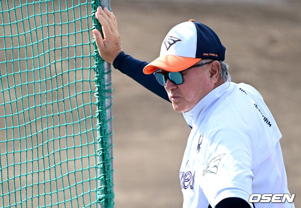 프로야구 한화 이글스가 21일 일본 오키나와 고친다 구장에서 스프링 캠프 훈련을 펼쳤다.한화는 이번 2차 오키나와 캠프에서 총 9차례의 연습경기를 통해 전력을 가다듬을 예정이다.한화 김경문 감독이 선수들의 훈련을 주시하고 있다. 2026.02.21 / dreamer@osen.co.kr