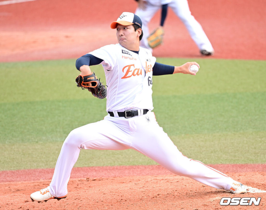 2026 WBC(월드베이스볼클래식)를 준비하는 대한민국 야구 대표팀이 23일 일본 오키나와 가데나 야구장에서 프로야구 한화 이글스와 연습경기를 펼쳤다. 야구 대표팀은 오키나와에서 국내 팀들과 6차례 연습경기를 치르며 전력을 끌어올릴 예정이다.4회초 마운드에 오른 한화 투수 권민규가 힘차게 공을 뿌리고 있다. 2026.02.23 / dreamer@osen.co.kr