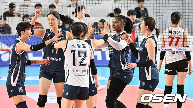 [OSEN=김천, 이석우 기자] 4일 김천실내체육관에서 진에어 2025-2026 V리그 여자부 한국도로공사와 페퍼저축은행의 경기가 열렸다. 한국도로공사 선수들이 2세트 막판 역전하고 기쁨을 나누고 있다. 2026.03.04 / foto0307@osen.co.kr