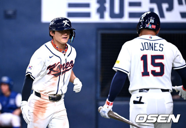 [OSEN=오사카(일본), 손용호 기자] 2일 일본 오사카 교세라돔에서 월드베이스볼클래식(WBC) 공식 연습 경기 한국 야구 대표팀과 한신 타이거스의 경기가 열렸다.우리 대표팀은 3일 같은 장소에서 오릭스 버팔로스와 연습 경기 2차전을 치른 뒤 5일 일본 도쿄돔에서 체코와 WBC 조별리그 1차전에서 격돌한다.4회말 무사에사 한국 김도영이 솔로 홈런을 치고 저마이 존스와 하이파이브를 하고 있다. 2026.03.02 /spjj@osen.co.kr