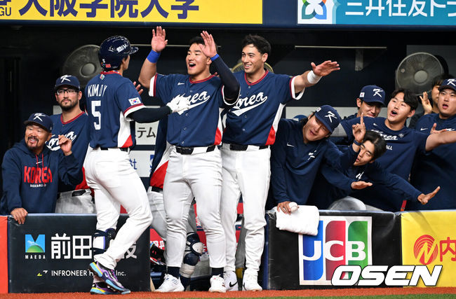[OSEN=오사카(일본), 손용호 기자] 3일 일본 오사카 교세라돔에서 월드베이스볼클래식(WBC) 공식 연습 경기 한국 야구 대표팀과 오릭스 버팔로스의 경기가 열렸다.우리 대표팀은 연습 경기 2차전을 치른 뒤 5일 일본 도쿄돔에서 체코와 WBC 조별리그 1차전에서 격돌한다.2회초 2사 1,3루에서 한국 김도영이 스리런 홈런을 치고 더그아웃에서 동료들의 축하를 받고 있다. 2026.03.03 /spjj@osen.co.kr