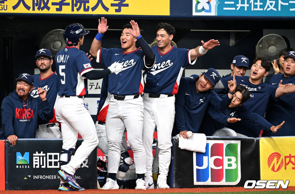 3일 일본 오사카 교세라돔에서 월드베이스볼클래식(WBC) 공식 연습 경기 한국 야구 대표팀과 오릭스 버팔로스의 경기가 열렸다.우리 대표팀은 연습 경기 2차전을 치른 뒤 5일 일본 도쿄돔에서 체코와 WBC 조별리그 1차전에서 격돌한다.2회초 2사 1,3루에서 한국 김도영이 스리런 홈런을 치고 더그아웃에서 동료들의 축하를 받고 있다. 2026.03.03 /spjj@osen.co.kr
