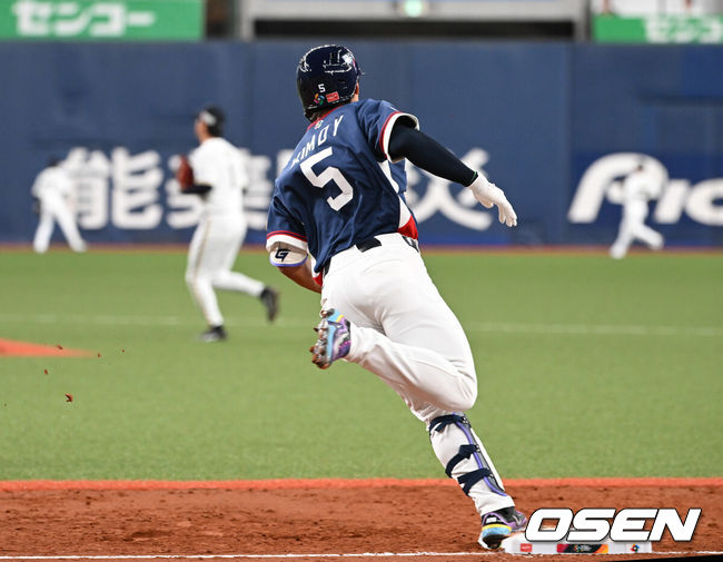 [OSEN=오사카(일본), 손용호 기자] 3일 일본 오사카 교세라돔에서 월드베이스볼클래식(WBC) 공식 연습 경기 한국 야구 대표팀과 오릭스 버팔로스의 경기가 열렸다.우리 대표팀은 연습 경기 2차전을 치른 뒤 5일 일본 도쿄돔에서 체코와 WBC 조별리그 1차전에서 격돌한다.2회초 2사 1,3루에서 한국 김도영이 스리런 홈런을 치고 그라운드를 돌고 있다. 2026.03.03 /spjj@osen.co.kr