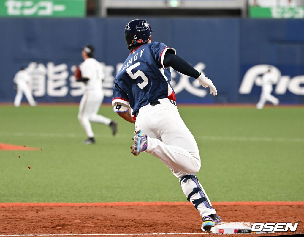 3일 일본 오사카 교세라돔에서 월드베이스볼클래식(WBC) 공식 연습 경기 한국 야구 대표팀과 오릭스 버팔로스의 경기가 열렸다.우리 대표팀은 연습 경기 2차전을 치른 뒤 5일 일본 도쿄돔에서 체코와 WBC 조별리그 1차전에서 격돌한다.2회초 2사 1,3루에서 한국 김도영이 스리런 홈런을 치고 그라운드를 돌고 있다. 2026.03.03 /spjj@osen.co.kr