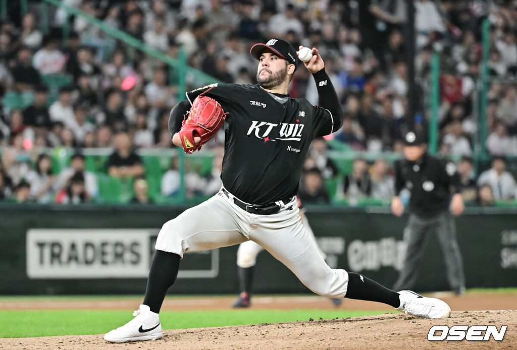 [OSEN=인천, 박준형 기자 ] 25일 오후 인천 SSG랜더스필드에서 프로야구 SSG 랜더스와 KT 위즈의 경기가 진행됐다.이날 경기에서 SSG은 화이트를 KT는 고영표를 선발투수로 내세웠다. 6회말 KT 헤이수스가 불펜투수로 등판해 역투하고 있다. 2025.09.25 / soul1014@osen.co.kr