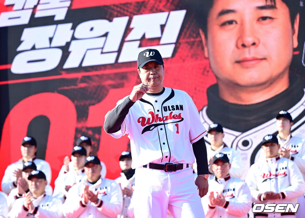 울산웨일즈 프로야구 창단식이 2일 오후 울산 문수야구장에서 열렸다.이날 창단식에는 김두겸 울산시장을 비롯해 허구연 KBO 총재, 김철욱 시 체육회장, 야구 관계자·선수단, 시민 등 500여 명이 참석했다. 울산웨일즈 프로야구단은 오는 3월 20일 KBO 퓨처스리그 개막전을 시작으로 시즌 일정에 돌입한다. 장원진 감독이 인사를 전하고 있다. 2026.02.02 / dreamer@osen.co.kr