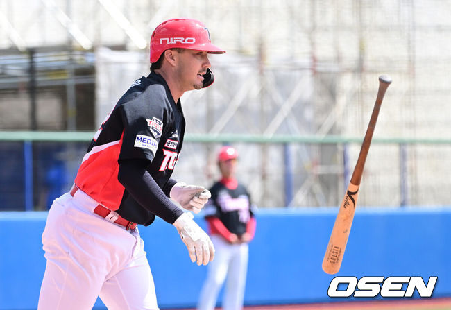 [OSEN=오키나와(일본), 최규한 기자] 2026 WBC(월드베이스볼클래식)를 준비하는 대한민국 야구 대표팀이 24일 일본 오키나와 가데나 야구장에서 프로야구 KIA 타이거즈와 연습경기를 펼쳤다. 1회초 선두타자로 나선 KIA 재러드 데일이 볼넷으로 출루하고 있다. 2026.02.24 / dreamer@osen.co.kr