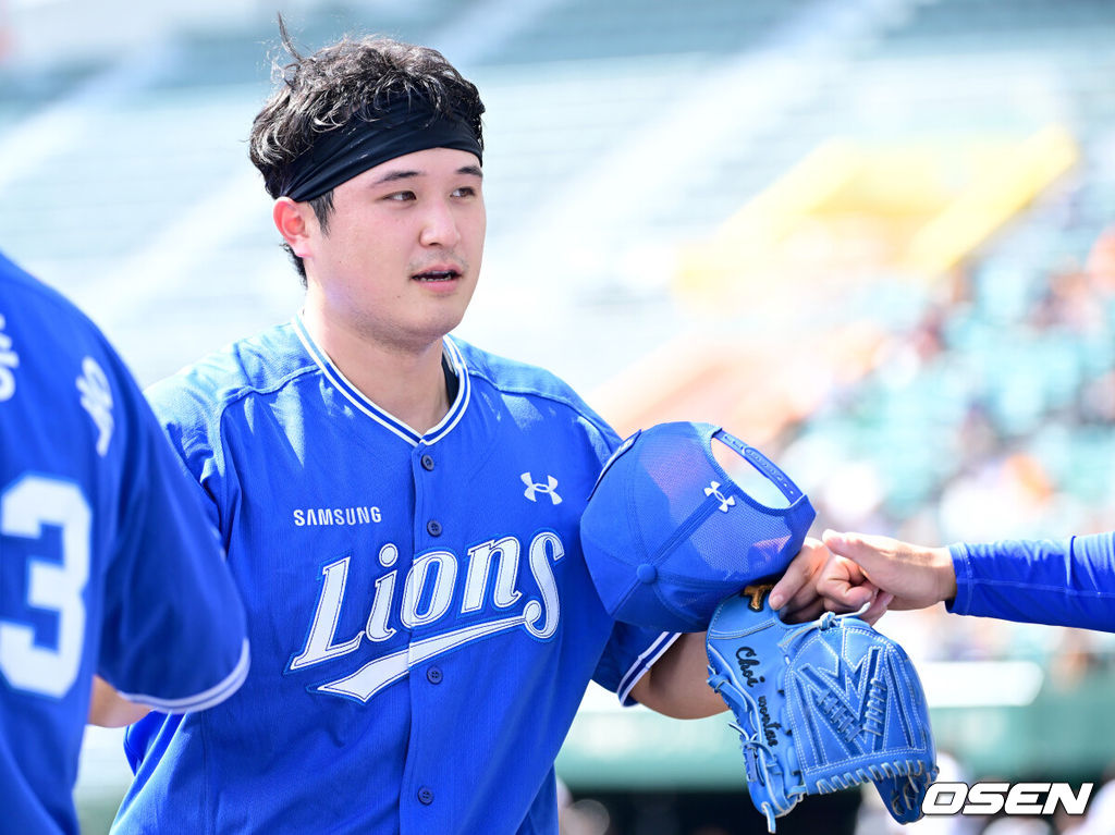 프로야구 삼성 라이온즈가 28일 일본 오키나와 나하 셀룰러 스타디움에서 일본프로야구 요미우리 자이언츠와 연습경기를 펼쳤다.삼성은 요미우리를 상대로 최원태를 선발로 내세운다.2회말 요미우리 공격을 무실점으로 막아낸 삼성 투수 최원태가 더그아웃으로 향하고 있다. 2026.02.28 / dreamer@osen.co.kr