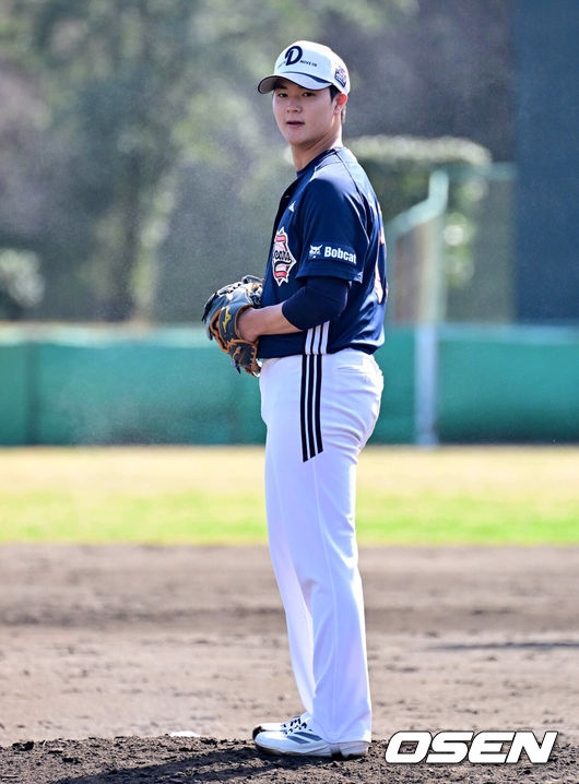 [OSEN=미야자키(일본), 지형준 기자] 두산 베어스가 1일 일본 미야자키 히사미네 야구장에서 자체 청백전를 가졌다.이날 두산은 팀 훈련이 예정됐지만, 2월 26일 롯데 자이언츠전 3회 우천 노게임에 이어 27일 지바롯데 마린스전까지 우천 취소되면서 실전 감각을 끌어올리고자 청백전이 긴급 편성됐다. 4회말 두산 서준오가 역투하고 있다. 2026.03.01 /jpnews@osen.co.kr