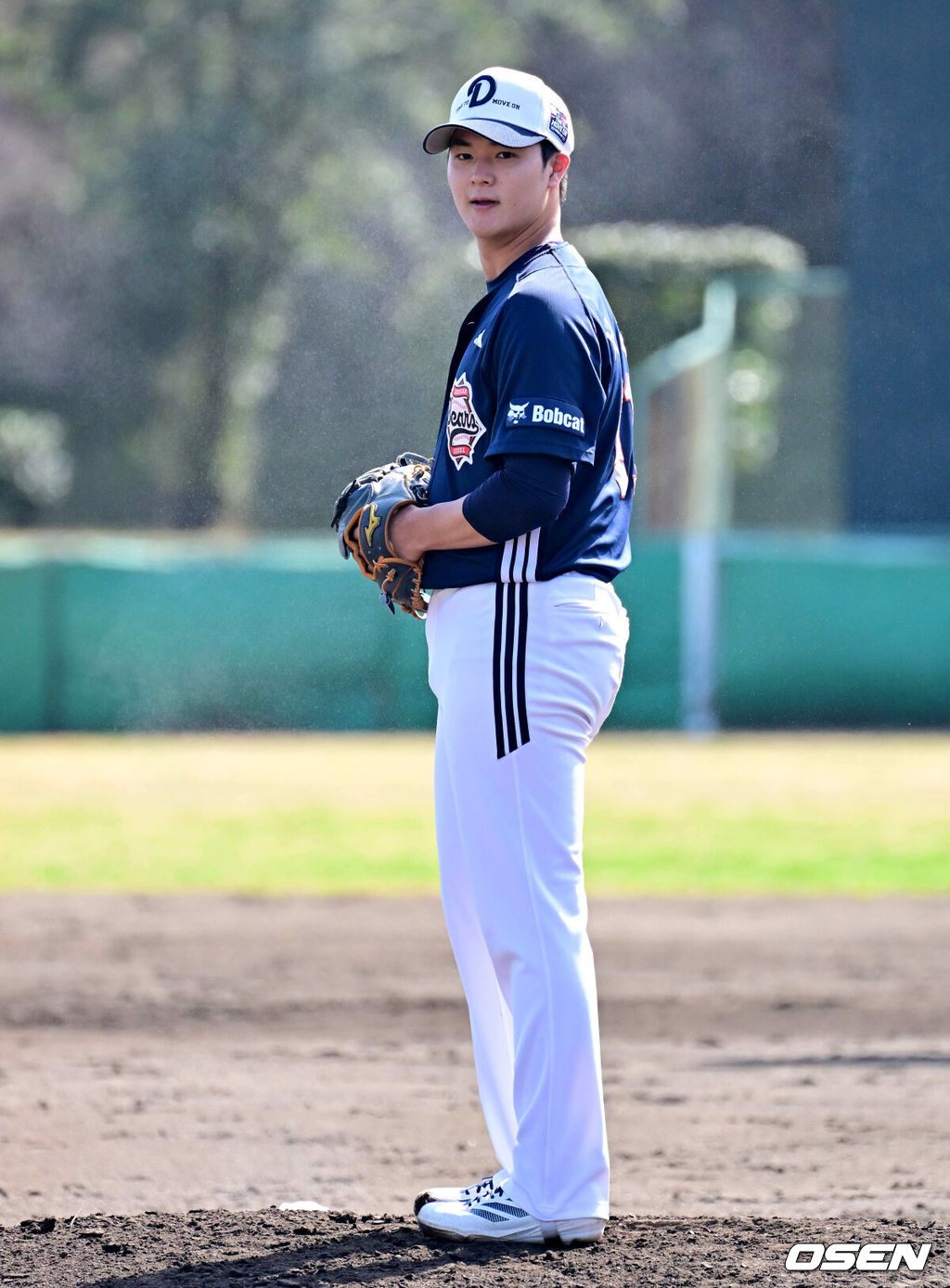 두산 베어스가 1일 일본 미야자키 히사미네 야구장에서 자체 청백전를 가졌다.이날 두산은 팀 훈련이 예정됐지만, 2월 26일 롯데 자이언츠전 3회 우천 노게임에 이어 27일 지바롯데 마린스전까지 우천 취소되면서 실전 감각을 끌어올리고자 청백전이 긴급 편성됐다. 4회말 두산 서준오가 역투하고 있다. 2026.03.01 /jpnews@osen.co.kr