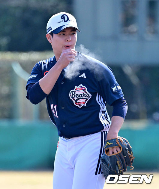 [OSEN=미야자키(일본), 지형준 기자] 두산 베어스가 1일 일본 미야자키 히사미네 야구장에서 자체 청백전를 가졌다.이날 두산은 팀 훈련이 예정됐지만, 2월 26일 롯데 자이언츠전 3회 우천 노게임에 이어 27일 지바롯데 마린스전까지 우천 취소되면서 실전 감각을 끌어올리고자 청백전이 긴급 편성됐다. 4회말 두산 서준오가 역투하고 있다. 2026.03.01 /jpnews@osen.co.kr