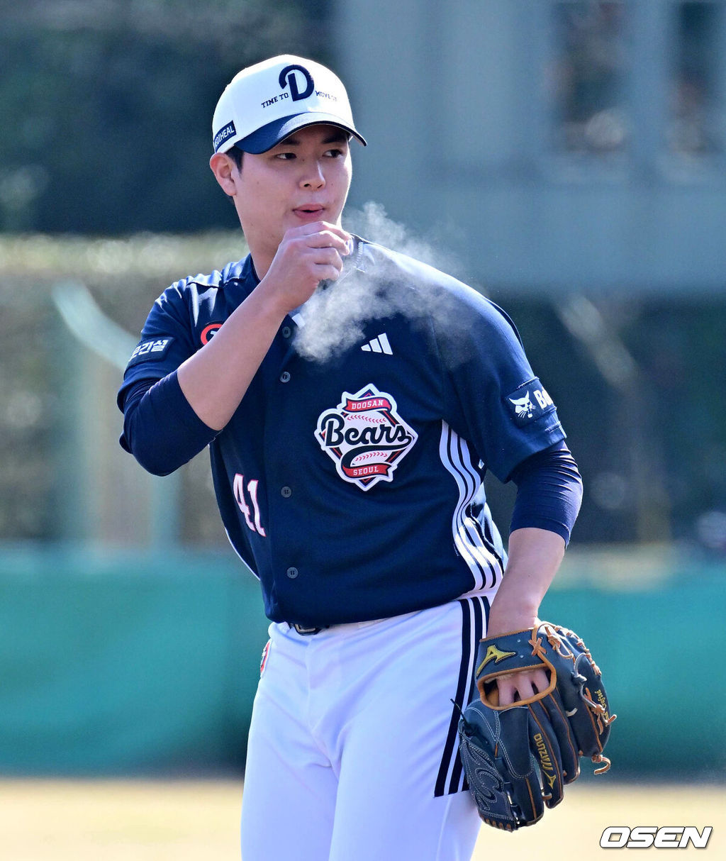 두산 베어스가 1일 일본 미야자키 히사미네 야구장에서 자체 청백전를 가졌다.이날 두산은 팀 훈련이 예정됐지만, 2월 26일 롯데 자이언츠전 3회 우천 노게임에 이어 27일 지바롯데 마린스전까지 우천 취소되면서 실전 감각을 끌어올리고자 청백전이 긴급 편성됐다. 4회말 두산 서준오가 역투하고 있다. 2026.03.01 /jpnews@osen.co.kr