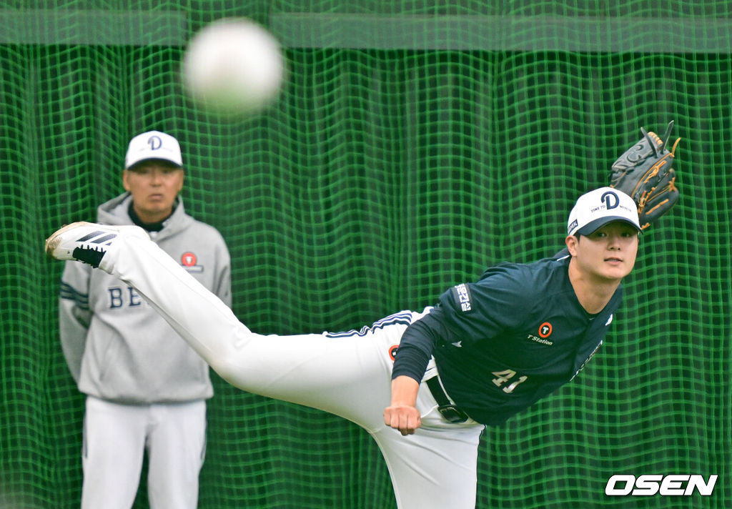 27일 일본 미야자키 미야코노조 구장에서 두산 베어스가 훈련을 가졌다. 이날 예정된 일본프로야구 지바 롯데와의 구춘대회 경기는 우천으로 취소됐다.두산 김원형 감독이 서준오의 불펜 피칭을 지켜보고 있다. 2026.02.27 /jpnews@osen.co.kr