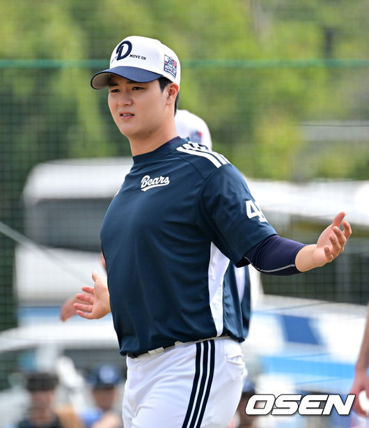 [OSEN=미야자키(일본), 지형준 기자] 두산 베어스가 25일 일본 미야자키 산마린 스타디움에서 일본프로야구 세이부 라이온스와의 구춘대회 첫 경기를 가졌다.이날 두산은 세이부에 3-6으로 패했다. 경기에 앞서 두산 서준오가 훈련을 하고 있다. 2026.02.25 /jpnews@osen.co.kr