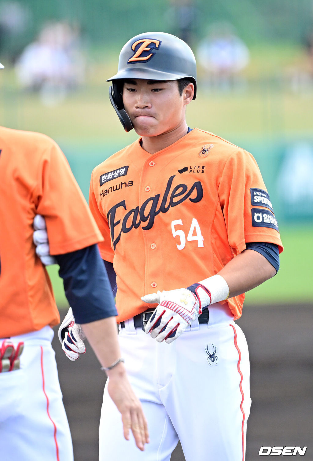 프로야구 한화 이글스가 22일 일본 오키나와 이토만 니시자키 야구장에서 일본 프로야구 지바롯데와 연습경기를 가진다.한화는 이번 2차 오키나와 캠프에서 총 9차례 연습경기를 통해 전력을 가다듬을 예정이다.1회초 무사 선두타자로 나선 한화 오재원이 안타를 날리고 1루에 안착하고 있다. 2026.02.22 / dreamer@osen.co.kr