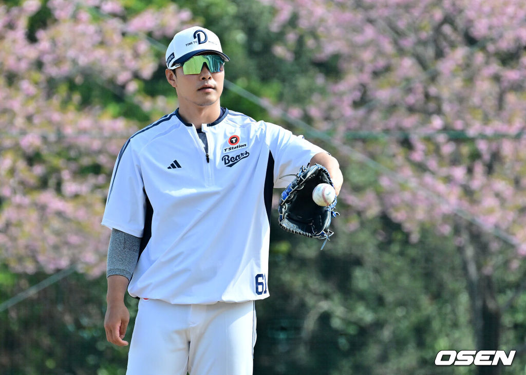 두산 베어스가 25일 일본 미야자키 산마린 스타디움에서 일본프로야구 세이부 라이온스와의 구춘대회 첫 경기를 가졌다.이날 두산은 세이부에 3-6으로 패했다. 경기에 앞서 두산 최원준이 훈련을 하고 있다. 2026.02.25 /jpnews@osen.co.kr