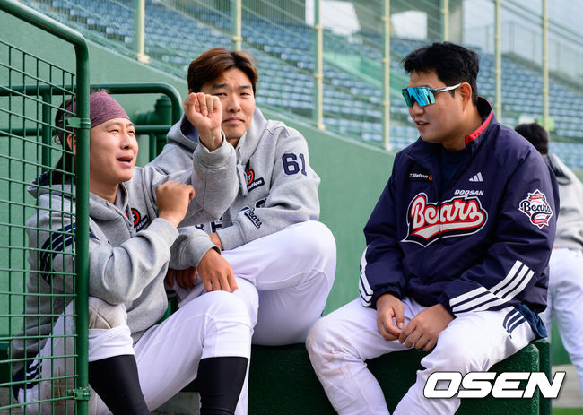 [OSEN=미야자키(일본), 지형준 기자] 두산 베어스가 25일 일본 미야자키 산마린 스타디움에서 일본프로야구 세이부 라이온스와의 구춘대회 첫 경기를 가졌다.이날 두산은 세이부에 3-6으로 패했다. 두산 박찬호, 최원준, 양의지가 경기를 지켜보며 이야기를 나누고 있다. 2026.02.25 /jpnews@osen.co.kr