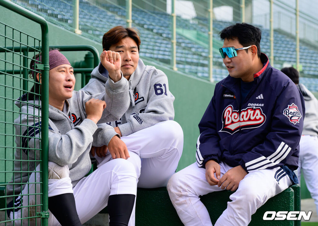 두산 베어스가 25일 일본 미야자키 산마린 스타디움에서 일본프로야구 세이부 라이온스와의 구춘대회 첫 경기를 가졌다.이날 두산은 세이부에 3-6으로 패했다. 두산 박찬호, 최원준, 양의지가 경기를 지켜보며 이야기를 나누고 있다. 2026.02.25 /jpnews@osen.co.kr