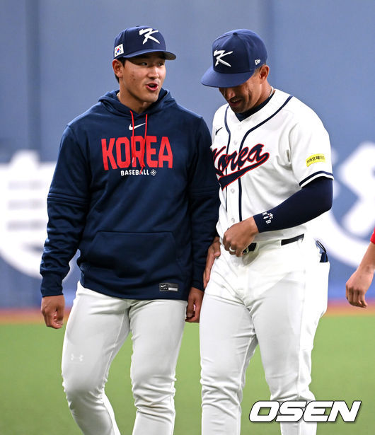 [OSEN=오사카(일본), 손용호 기자] 2일 일본 오사카 교세라돔에서 월드베이스볼클래식(WBC) 공식 연습 경기 한국 야구 대표팀과 한신 타이거스의 경기가 열렸다.우리 대표팀은 3일 같은 장소에서 오릭스 버펄로스와 연습 경기 2차전을 치른 뒤 5일 일본 도쿄돔에서 체코와 WBC 조별리그 1차전에서 격돌한다.경기에 앞서 한국 안현민, 저마이 존스가 이야기를 나누고 있다. 2026.03.02 /spjj@osen.co.kr