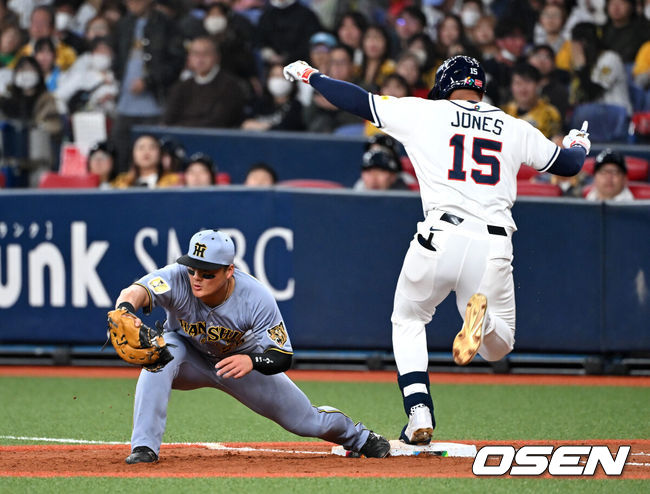 [OSEN=오사카(일본), 손용호 기자] 2일 일본 오사카 교세라돔에서 월드베이스볼클래식(WBC) 공식 연습 경기 한국 야구 대표팀과 한신 타이거스의 경기가 열렸다.우리 대표팀은 3일 같은 장소에서 오릭스 버팔로스와 연습 경기 2차전을 치른 뒤 5일 일본 도쿄돔에서 체코와 WBC 조별리그 1차전에서 격돌한다.4회말 무사에서 한국 저마이 존스가 내야안타를 치고 있다. 2026.03.02 /spjj@osen.co.kr