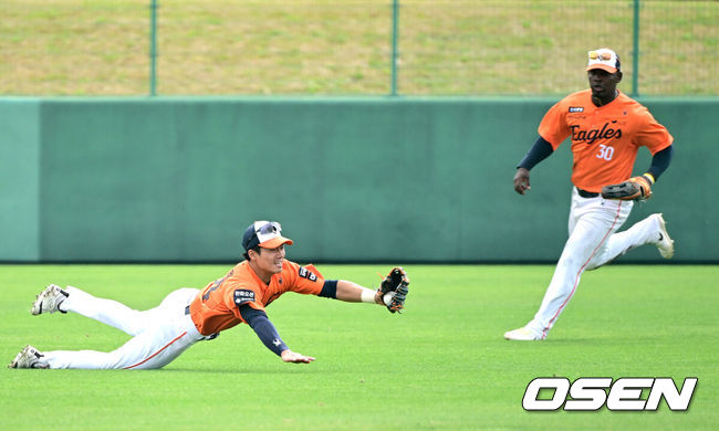 [OSEN=오키나와(일본), 최규한 기자] 프로야구 한화 이글스가 22일 일본 오키나와 이토만 니시자키 야구장에서 일본 프로야구 지바롯데와 연습경기를 가진다.한화는 이번 2차 오키나와 캠프에서 총 9차례 연습경기를&nbsp;통해 전력을 가다듬을 예정이다.4회말 2사 때 한화 중견수 오재원이 타구를 잡기 위해 몸을 날리고 있다. 2026.02.22 / dreamer@osen.co.kr