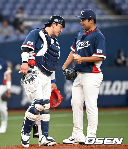 [OSEN=오사카(일본), 손용호 기자] 3일 일본 오사카 교세라돔에서 월드베이스볼클래식(WBC) 공식 연습 경기 한국 야구 대표팀과 오릭스 버팔로스의 경기가 열렸다.우리 대표팀은 연습 경기 2차전을 치른 뒤 5일 일본 도쿄돔에서 체코와 WBC 조별리그 1차전에서 격돌한다.4회말 1사 만루에서 마운드를 방문한 한국 박동원이 송승기와 이야기를 나누고 있다. 2026.03.03 /spjj@osen.co.kr